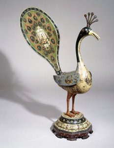Um pavão Qajar pintado com desenhos de flores e cartelas pictóricas representando cortesãos, século 19