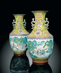 Um par de vasos de rosas da família imperial (cerâmica)
