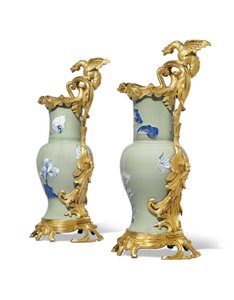 Um par de velas Luís XV, porcelana 1662-1722, montagens c.1745-49 (porcelana montada em Ormolu)