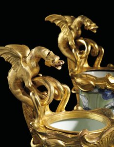 Um par de velas Luís XV, porcelana 1662-1722, montagens c.1745-49 (porcelana montada em Ormolu)