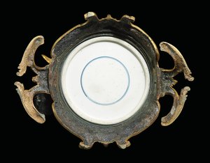 Uma de um par de velas Luís XV, porcelana 1662-1722, monta c.1745-49 (porcelana montada em ormolu)