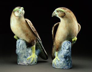 Um par de famille rose falcões (porcelana)