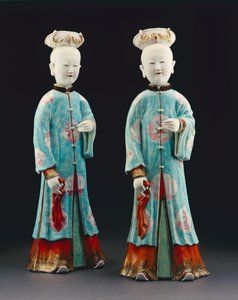 Um par de figuras femininas, período de Qianlong, 1736-95 (porcelana)