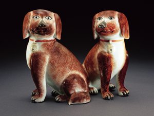 Um par de Spaniels assentados, c.1760 (porcelana)