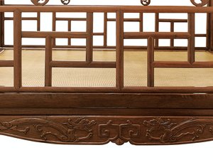Detalhe de uma cama de dossel Huanghuali de seis postes, Dinastia Jiazichuang Qing (madeira) (ver também 469034) de Qing Dynasty Chinese School