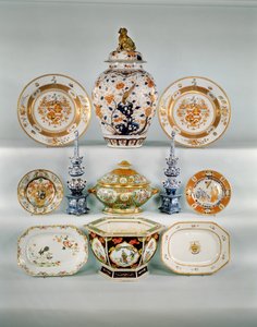 Vaso Balaústre Imari; Prato de armadura de Rosa Mosqueta, c.1724; Cobre e cobre a terrina da Rosa Familiar; Dois vasos de tulipas azuis e brancos; Prato de armadura Rosa Familiar; Prato Imari de Cornelius Prenk; Prato oblongo Rosa Familiar; Canteiro hexago de Qing Dynasty Chinese School