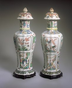 Par de Vasos e Coberturas Familiares de Exportação Chinesa, período Kangxi (1662-1722) (porcelana) (ver também 272196)