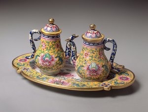 Par de Ewers Miniatura e Bandeja, período Qianlong (1736-95) (esmalte)
