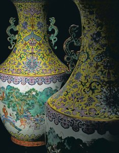 Um par de vasos de rosas da família imperial (cerâmica)