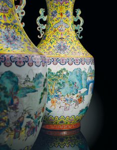 Um par de vasos de rosas da família imperial (cerâmica)