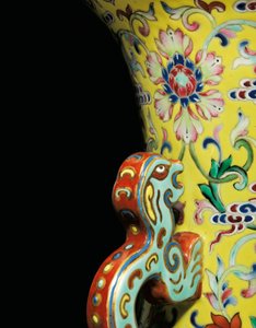 Detalhe de um de um par de vasos de rosas da família imperial (cerâmica)