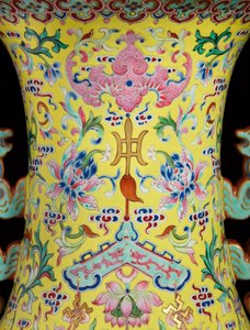 Detalhe de um de um par de vasos de rosas da família imperial (cerâmica)