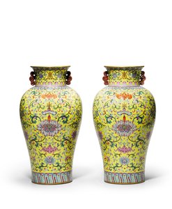 Par de vasos da família rosa com fundo amarelo (cerâmica)