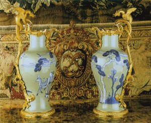 Um par de velas Luís XV, porcelana 1662-1722, montagens c.1745-49 (porcelana montada em Ormolu)