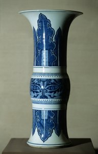 Jarra de porcelana branca azul