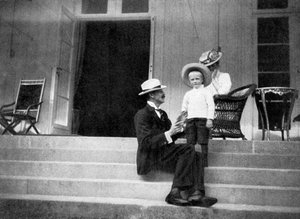 Rei Haakon VII da Noruega, seu filho Olav e princesa Victoria em Bygdøy, Noruega, 1908.