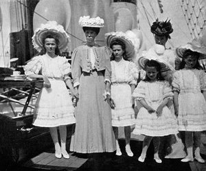 Mãe, irmã e filhos do czar Nicolau II 1868-1918 da Rússia, 1908.