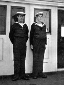 Dois meninos de navios no iate real Victoria e Albert III, 1908. de Queen Alexandra