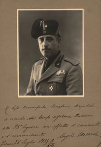 Álbum "MVSN- Blackshirts": Console da Milícia em uniforme, 19/07/35 (foto a p/b) de R. Petrelli