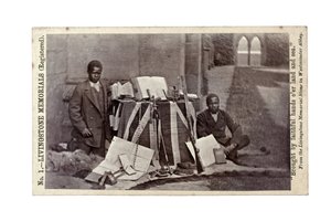 James Chuma e Abdullah Susi com artefatos de David Livingstone, Newstead Abbey, Inglaterra, junho de 1874 (impressão albumen) de R. and Son Allen