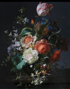 Flores num vaso de vidro com uma tulipa
