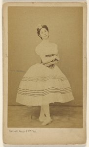 [Bailarina não identificada, de pé]. de Radoult and Vaury and Cie.