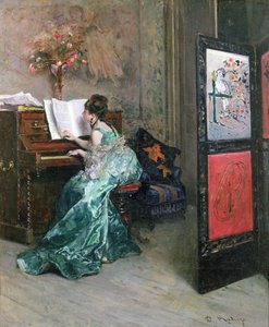 Senhora tocando piano em um interior