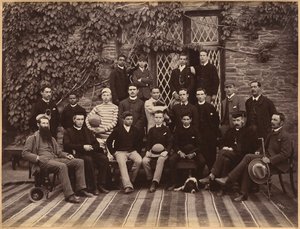 Alunos e professores das classes superiores da Bishop Cotton School, Shimla (verso)