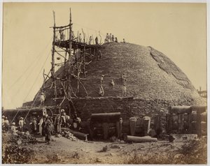 Sanchi stupa do sudoeste durante reparações de Raja Deen Dayal