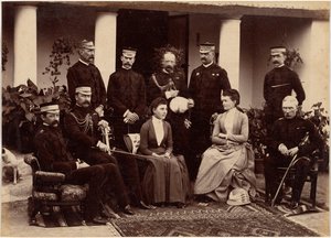 O duque e a duquesa de Connaught, com o coronel Adam, o capitão H.V. Benett, o coronel Becher, o general Knowles, o capitão Herbert, o coronel Cavaye, a senhora Cavaye e o general R. Gellispie, Mhow de Raja Deen Dayal