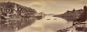 Panorama em duas partes com vista do rio Narmada em Omkareshwar de Raja Deen Dayal