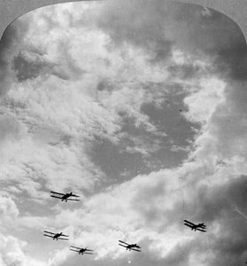 Um esquadrão de batalha na formação de combatentes, Primeira Guerra Mundial, c1914-c1918. de Realistic Travels Publishers