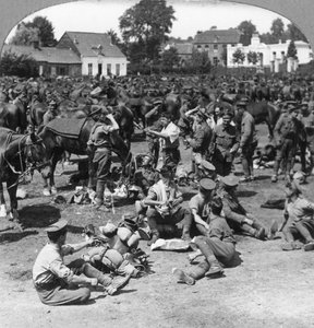 Tropas de cavalaria britânica descansando em uma vila francesa, Primeira Guerra Mundial, c1914-c1918 de Realistic Travels Publishers
