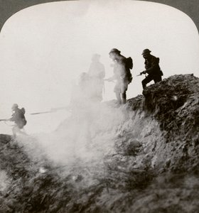 Soldados britânicos avançando sob a cobertura de gás e fumaça, França, Primeira Guerra Mundial, 1916 de Realistic Travels Publishers