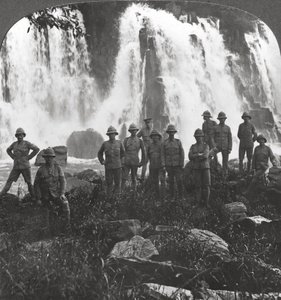Tropas britânicas se refrescando em uma cachoeira, África, Primeira Guerra Mundial, c1914-c1918 de Realistic Travels Publishers
