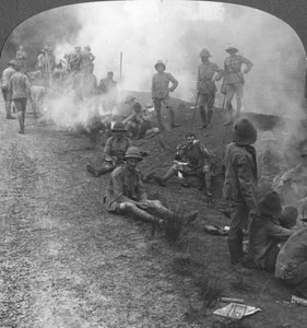 Incêndios no acampamento de manhã cedo e café da manhã no Golfo Pérsico, Primeira Guerra Mundial, c1914-c1918 de Realistic Travels Publishers