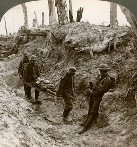 Prisioneiros alemães carregando britânicos feridos, Primeira Guerra Mundial, 1916. de Realistic Travels Publishers