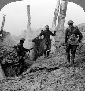 Soldados alemães se rendendo, Bullecourt, França, Primeira Guerra Mundial, 1914-1918.