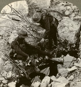Dando água a um amigo ferido, Hooge, Ypres, Bélgica, Primeira Guerra Mundial, 1914-1918. de Realistic Travels Publishers