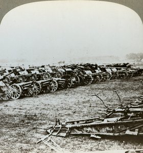 Centenas de armas alemãs capturadas em Couralette, França, Batalha de Somme, Primeira Guerra Mundial, 1916 de Realistic Travels Publishers