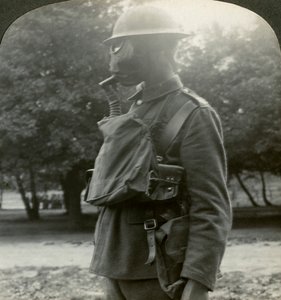 Infantaria equipada com as últimas marcas de gás e capacetes de aço, Primeira Guerra Mundial, 1915-1918. de Realistic Travels Publishers