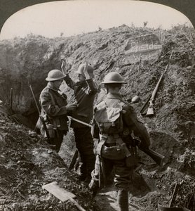 Interrogando um prisioneiro alemão para obter informações, Primeira Guerra Mundial, 1914-1918. de Realistic Travels Publishers