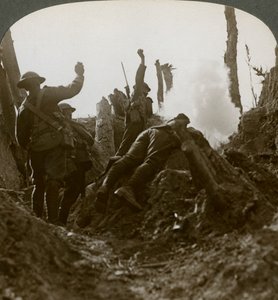 Tropas do Norte do país bombardeando uma posição de metralhadora alemã, Polygon Wood, século 20 de Realistic Travels Publishers