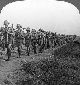 Na longa marcha pelo calor tórrido de Bagdá, Primeira Guerra Mundial, c1914-c1917 de Realistic Travels Publishers