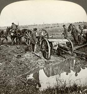 Removendo uma arma de campo de uma posição inundada, Primeira Guerra Mundial, 1914-1918. de Realistic Travels Publishers
