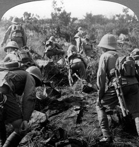 Escoteiros percorrendo as florestas da África Oriental, Primeira Guerra Mundial, 1914-1918. de Realistic Travels Publishers