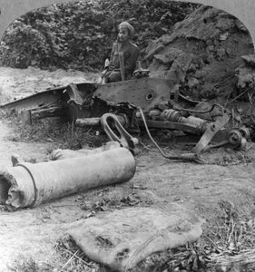 Restos despedaçados de um obus sem sorte explodido por um golpe alemão direto, Primeira Guerra Mundial, c1914-c1918 de Realistic Travels Publishers