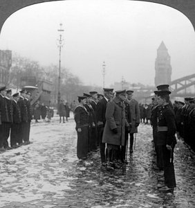 Sir Douglas Haig inspecionando marinheiros, Primeira Guerra Mundial, 1918. de Realistic Travels Publishers