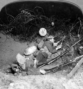 Soldados cortando as defesas do arame farpado, Oppy, França, Primeira Guerra Mundial, 1914-1918.