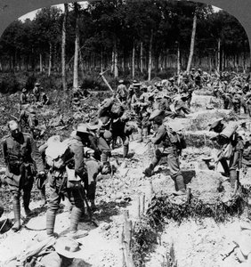 Soldados cavando trincheiras, Primeira Guerra Mundial, 1914-1918.